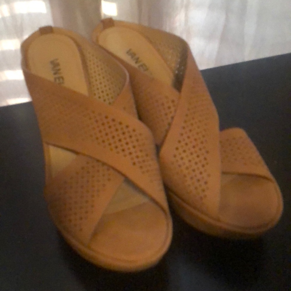 Vaneli camel wedge